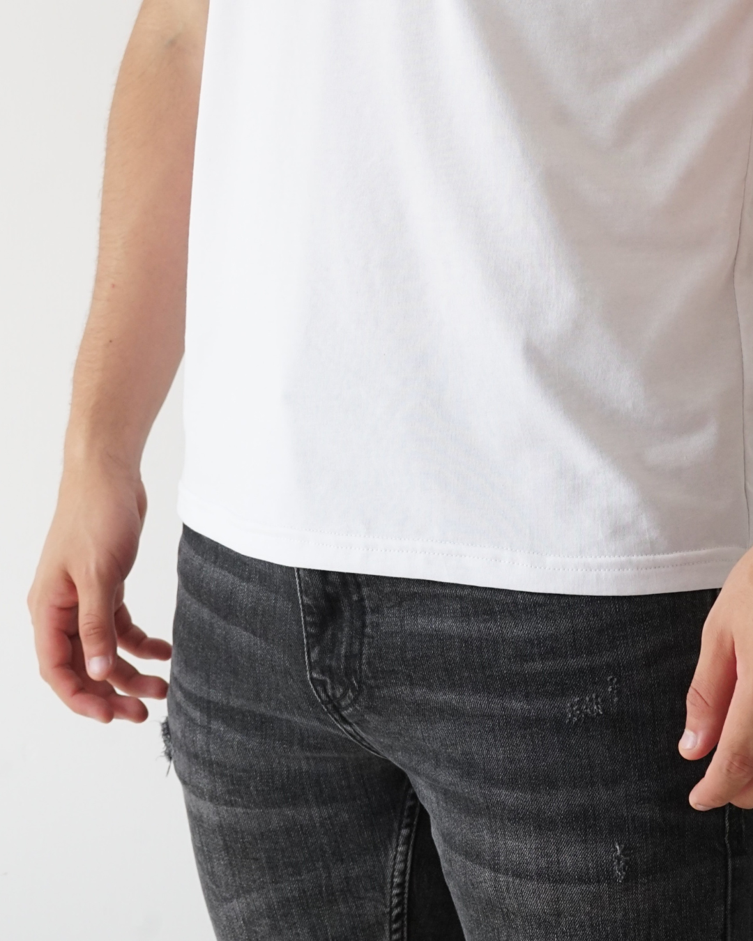 White T-shirt - Short Sleeve Wide Neck Straight Bottom
