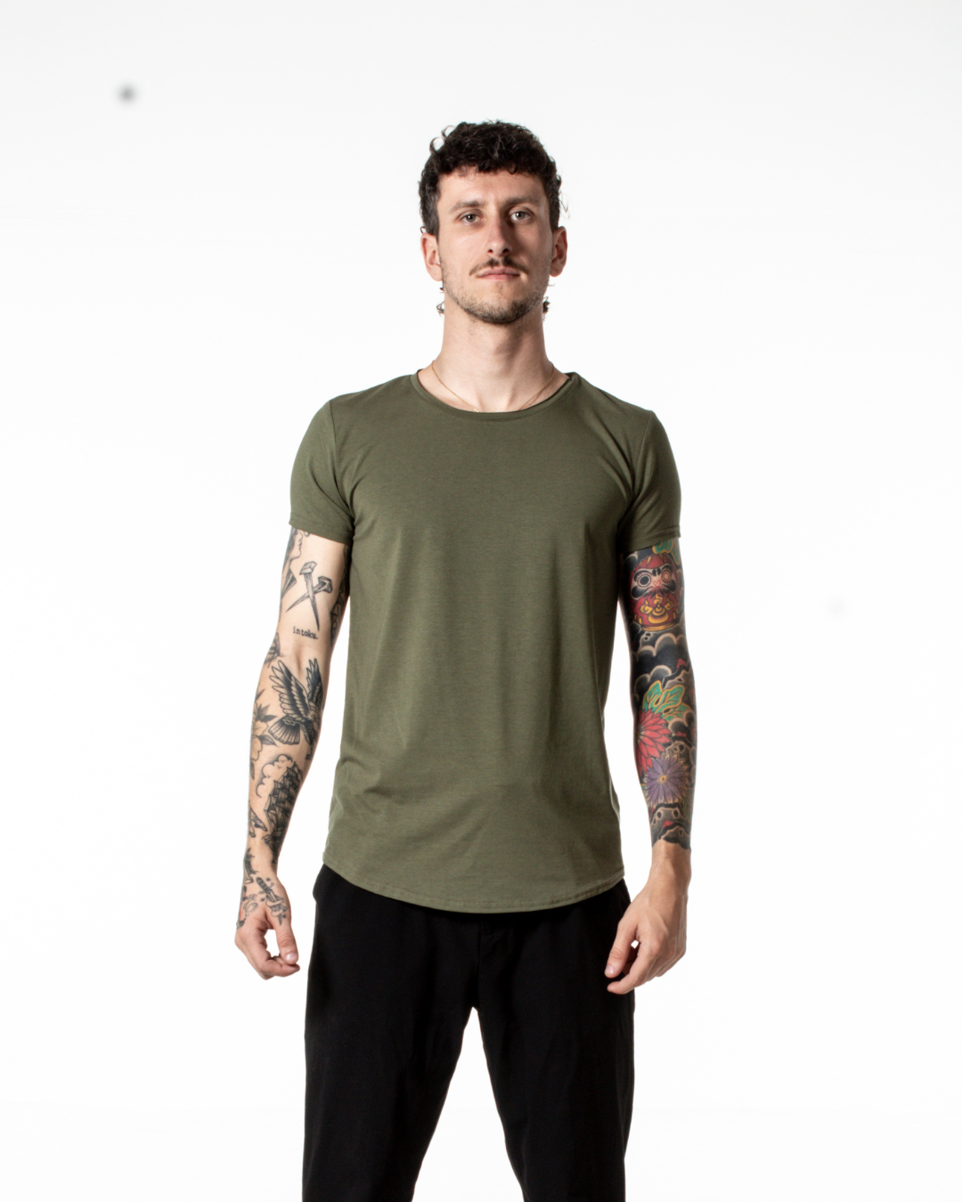 Playera Military Green - Cuello abierto inferior curvo