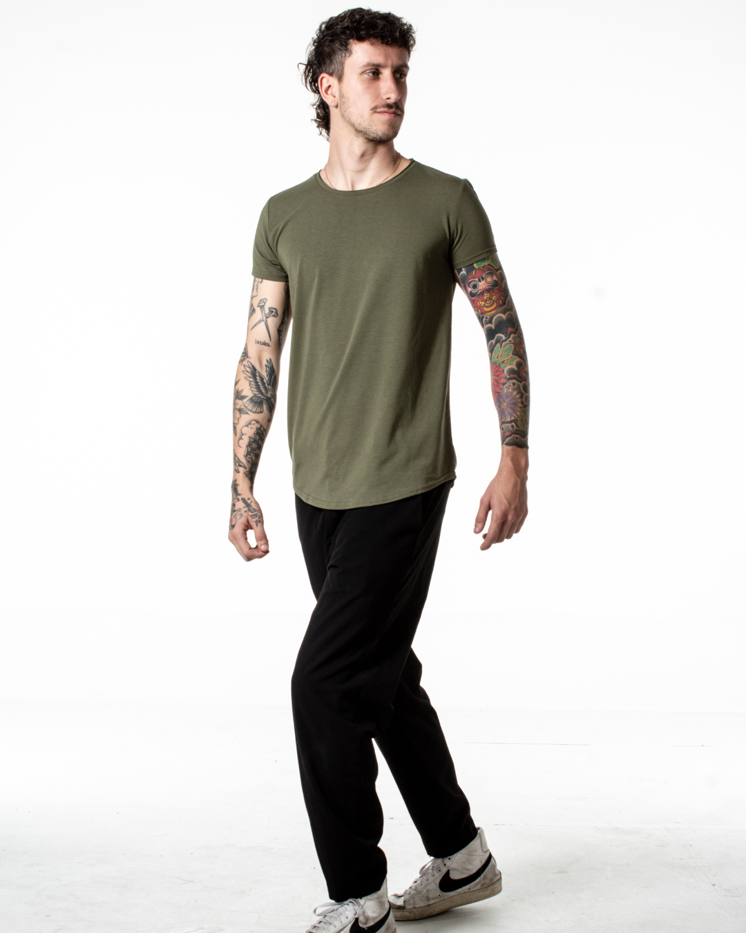 Playera Military Green - Cuello abierto inferior curvo